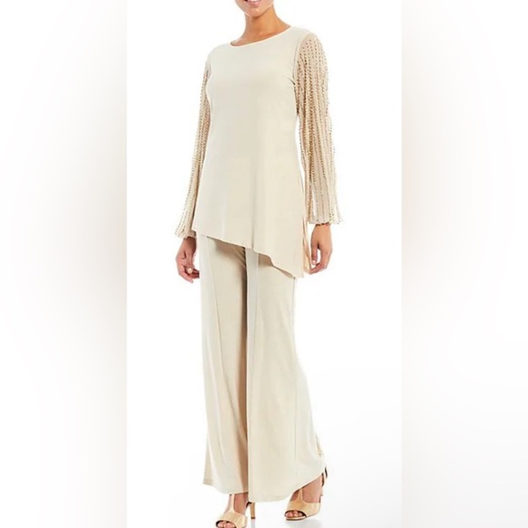 Marina
Beaded Long Sleeve Crew Neck 2-Piece Pant Set
$169.00 size 6 - Picture 1 of 3